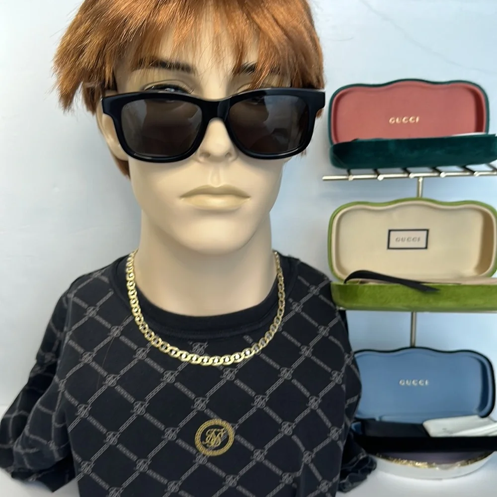 Authentic GUCCI GG0824S 005 square sunglass black frame with grey lenses